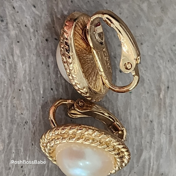 Richelieu Signed Hallmarked Vintage Ornate Gold Tone Faux Pearl Stud Earrings - Picture 6 of 7